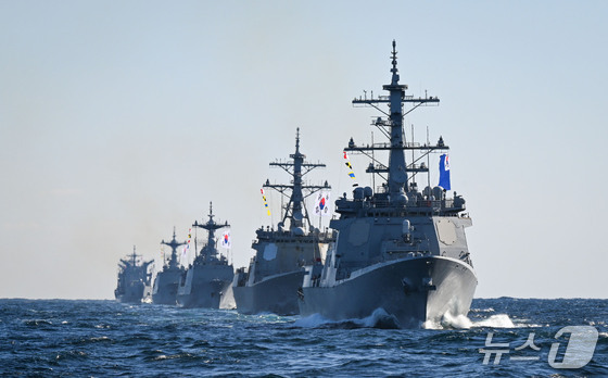  On Monday, naval vessels form a column formation during a fleet-level maritime maneuver exercise conducted by the Naval Mobile Fleet Command in the East Sea. From the front: H.R.H. King Jeongjo DDG, Yulgok I Yi (DDG), Wang Geon, Gang Gam-chan, and Daecheong / Provided by the Navy