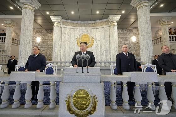  The presidium at the military parade commemorating the 80th anniversary of the founding of the Workers\' Party of Korea, held at Kim Il Sung Square in Pyongyang on October 10. Standing to the left (as seen in the photo) of Kim Jong Un, General Secretary of the Workers\' Party of Korea, delivering a speech, is Li Qiang, Premier of the State Council of China. To his right stand Nguyen Phu Trong, General Secretary of the Communist Party of Vietnam, and Dmitry Medvedev, Deputy Chairman of the Security Council of Russia / Rodong Sinmun