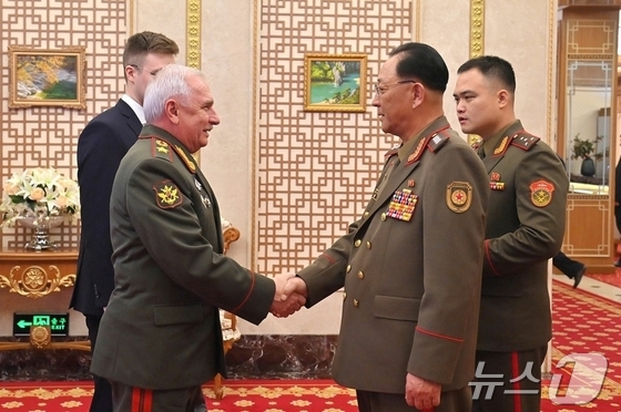 The Rodong Sinmun, the official newspaper of North Korea\'s Workers\' Party, reported on November 7 that Defense Minister No Kwang-chol met the day before with a delegation from the Military-Political Directorate of the Armed Forces of the Russian Federation, which is currently visiting North Korea / Rodong Sinmun
