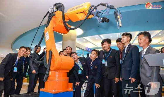  The Rodong Sinmun, the official newspaper of the Workers\' Party, reported on November 2 that riding the powerful tide of this era, the National Information Technology Achievement Exhibition-2025 was successfully held at the Science and Technology Hall not long ago / Rodong Sinmun