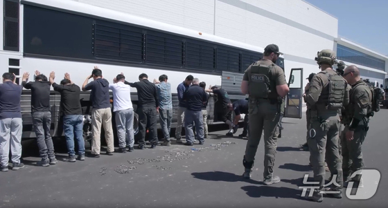  U.S. Immigration and Customs Enforcement (ICE) released footage of a surprise raid and detention of approximately 300 Korean employees at the construction site of a joint battery plant between Hyundai Motor Group and LG Energy Solution in Georgia (ICE homepage) 2025.9.6 / News1