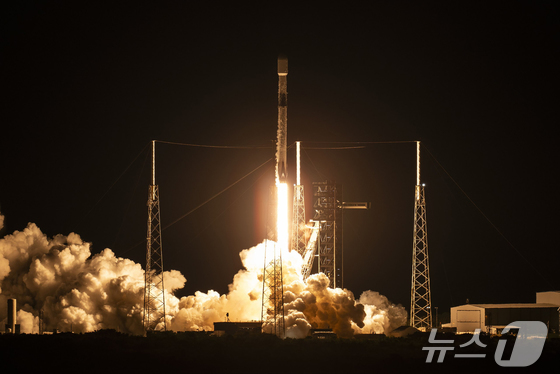  At 1:09 a.m. on November 2, South Korea\'s fifth military reconnaissance satellite was successfully launched from Cape Canaveral Space Force Station in Florida, U.S. This satellite is the final one in the Project 425 satellite acquisition program, aimed at strengthening the South Korean military\'s independent surveillance and reconnaissance capabilities. The military reconnaissance satellite No. 5 completed its first communication with the ground station, marking the final success of the launch (Provided by SpaceX) 2025.11.2 / News1