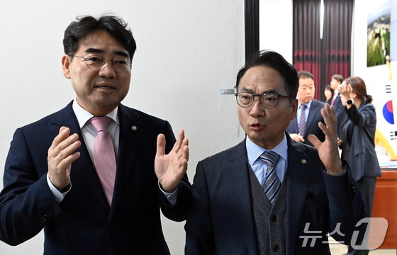  Prior to the full meeting of the Intelligence Committee held at the National Assembly on Wednesday morning, People Power Party Secretary Lee Seong-gwon and Democratic Party Secretary Park Sun-won engaged in a heated exchange regarding the briefing content from the previous day\'s National Intelligence Service audit. Chairman Shin Seong-beom intervened to restrain the two secretaries and urged them to enter the meeting room. 2025.11.5 / News1