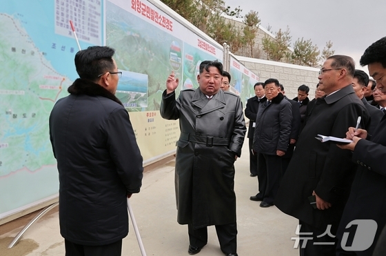  On November 20, Kim Jong Un, General Secretary of the Workers\' Party of Korea, attended the completion ceremony for the Hoeyang County People\'s Power Plant in Kangwon Province and spoke with officials / Rodong Sinmun