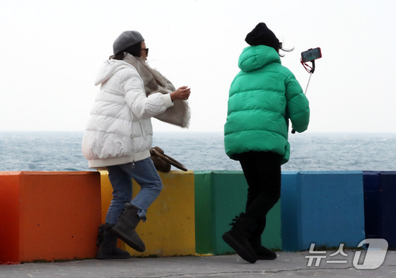 패딩을 입고 겨울 목도리를 한 관광객들 © News1 오현지 기자