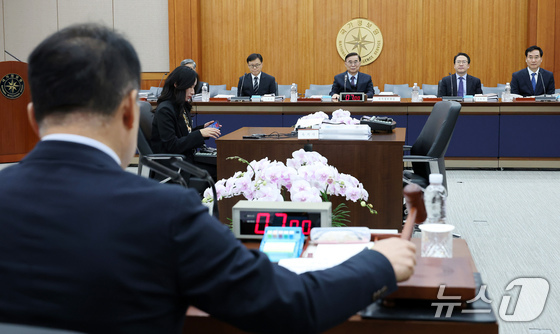  Chairman Shin Sung-beom strikes the gavel during the National Assembly Intelligence Committee\'s audit of the National Intelligence Service held at the NIS headquarters in Naegok-dong, Seocho-gu, Seoul on Tuesday. 2025.11.4 / News1