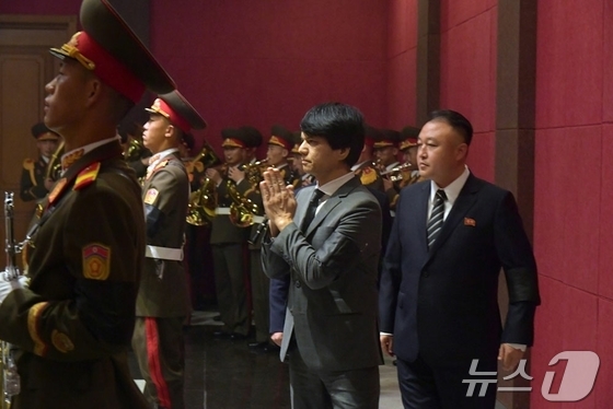  The Rodong Sinmun, the official newspaper of North Korea\'s Workers\' Party, reported on Wednesday that officials from the Party, government, armed forces, ministries, and central agencies paid their respects at the late Comrade Kim Yong-nam\'s funeral on Tuesday. The newspaper also stated that the Chinese Ambassador to North Korea and the Vietnamese Ambassador paid their respects / Rodong Sinmun