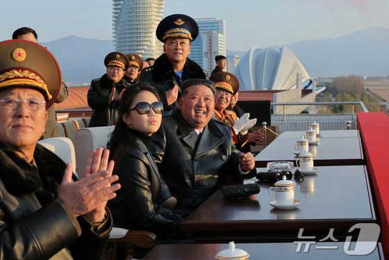 Rodong Sinmun, the official newspaper of North Korea\'s Workers\' Party, reported on November 30 that a grand ceremony commemorating the 80th anniversary of the founding of the Korean People\'s Army Air Force was held on November 28 at the Kalma Airfield of the 59th Gil Yeongjo Hero Regiment, 2nd Air Division. Kim Jong Un, the General Secretary, attended the event, accompanied by his daughter Ju Ae, who was referred to as his respected daughter / Rodong Sinmun