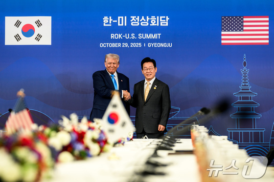  President Lee Jae Myung and U.S. President Donald Trump shake hands at the National Gyeongju Museum, the venue for the Korea-U.S. summit meeting, on October 29 (Official photos from the White House) / News1