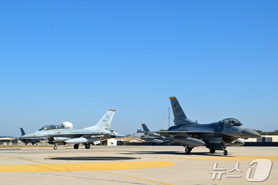 The Republic of Korea Air Force and the U.S. Air Force announced they will conduct the large-scale combined air exercise Freedom Flag 25-2 from November 3 to 7. The photo shows a KF-16 fighter jet belonging to the Republic of Korea Air Force\'s 38th Fighter Wing and an F-16 fighter jet belonging to the U.S. Air Force\'s 8th Fighter Wing taxiing on the ground for takeoff (Provided by The Republic of Korea Air Force) 2025.11.3 / News1