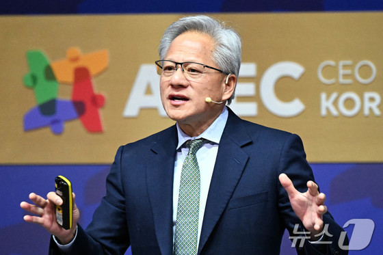  Jensen Huang, CEO of NVIDIA, delivers a speech during the final special session of the APEC CEO Summit held at the Gyeongju Arts Center in Gyeongju, North Gyeongsang Province, on October 31. 2025.10.31 / News1