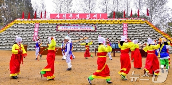  The Rodong Sinmun, the official newspaper of North Korea\'s Workers\' Party, reported on Tuesday that settlement and distribution are being carried out daily across the country, stating that an era of rural advancement is unfolding / Rodong Sinmun