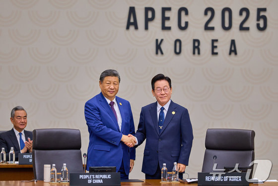  President Lee Jae Myung and Chinese President Xi Jinping shake hands during the second session of the 2025 Asia-Pacific Economic Cooperation (APEC) Summit held at the Hwabaek Convention Center (HICO) in Gyeongju, North Gyeongsang Province, on November 1 (Provided by the Presidential Office of South Korea) 2025.11.1 / News1