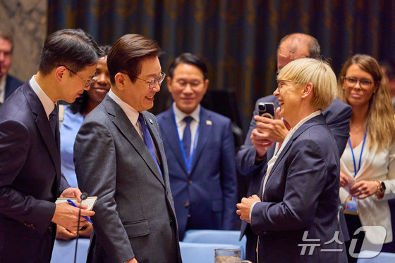 President Lee Jae Myung is seen conversing before presiding over an open debate as chair at the United Nations (UN) Security Council meeting held at the UN Headquarters in New York, U.S., on September 24 (Provided by the Presidential Office of South Korea) 2025.9.28 / News1