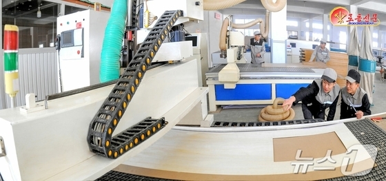  The Rodong Sinmun, the official newspaper of North Korea\'s Workers\' Party, highlighted the Pyongyang Woodworking Factory on Thursday, stating it is focusing efforts on producing building materials needed for residential construction sites / Rodong Sinmun