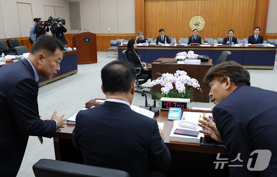  Chairman Shin Sung-beom converses with officials during the National Assembly Intelligence Committee\'s audit of the National Intelligence Service held at the agency\'s headquarters in Naegok-dong, Seocho-gu, Seoul on Tuesday. 2025.11.4 / News1