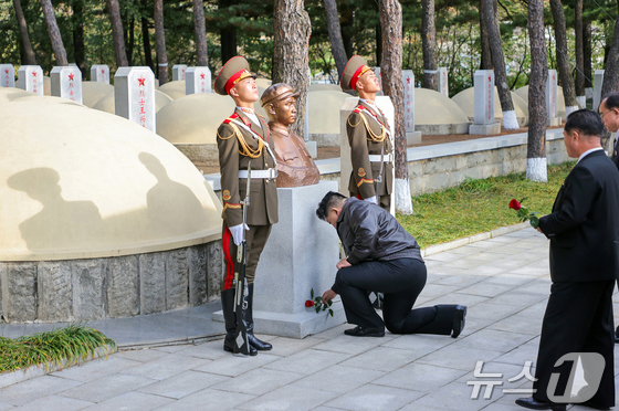  Kim Jong Un, General Secretary of the Workers\' Party of Korea, visited the Martyrs\' Cemetery of the Chinese People\'s Volunteer Army on October 24 and paid tribute at the grave of Mao Anying / Rodong Sinmun