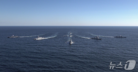  On Monday, during a fleet-level maritime maneuver exercise conducted by the Navy Mobile Fleet Command in the East Sea, vessels performed tactical maneuvers in a composite formation combining a wedge formation and a wedge-shaped formation / Provided by the Navy