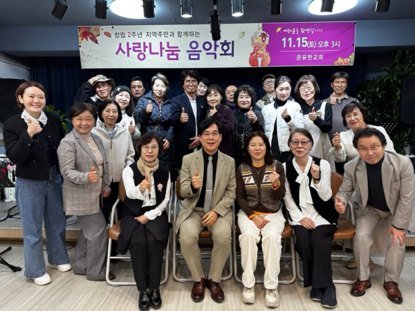 출연진과 함께한 단체사진