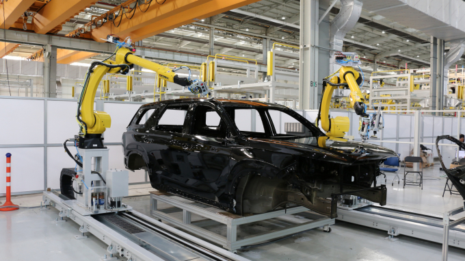 자동차 도장면을 로봇이 정밀하게 연마해 완벽하고 균일한 품질을 구현하는 상도 샌딩·폴리싱 자동화 기술 시연 모습. /사진=현대차·기아