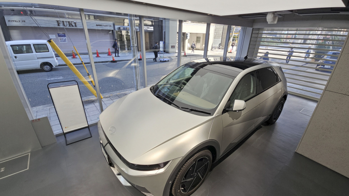 오사카 CXC 출고 공간에서 고객 인도가 예정된 아이오닉 5 한 대가 대기 중인 모습. /사진=한국자동차기자협회