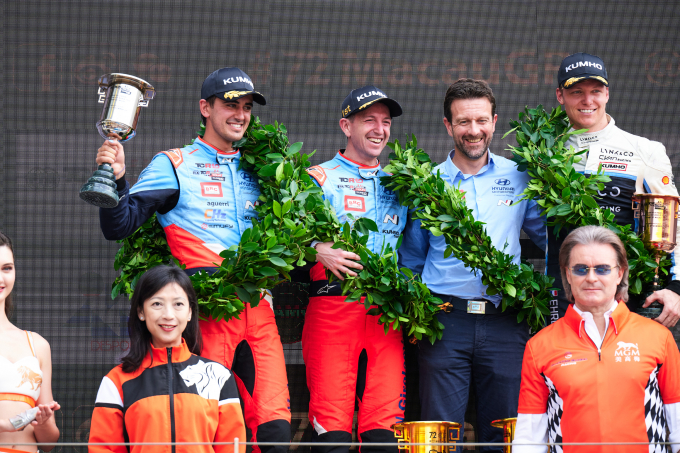 BRC 현대 N 스쿼드라 코르세(Squadra Corse) 팀 소속 네스토르 지로라미 선수와 미켈 아즈코나 선수가 지난 13~16일 열린 '2025 TCR 월드투어' 마카오 대회에서 우승·준우승을 차지했다. 사진 왼쪽부터 미켈 아즈코나, 네스토르 지로라미. /사진=현대차