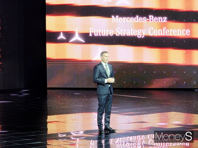 마티아스 바이틀 메르세데스-벤츠코리아 대표이사 사장이 14일 인천 파라다이스시티에서 열린 '미래 전략 콘퍼런스'에서 기조연설을 하던 모습./사진=김대영 기자