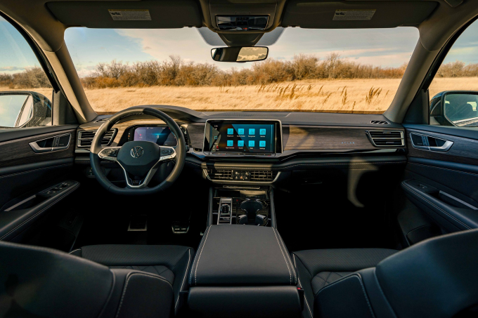 실내 운전석에는 10.25인치 '디지털 콕핏 프로'와 '윈드쉴드 타입 헤드업 디스플레이'가 기본 적용됐다. /사진=폭스바겐코리아