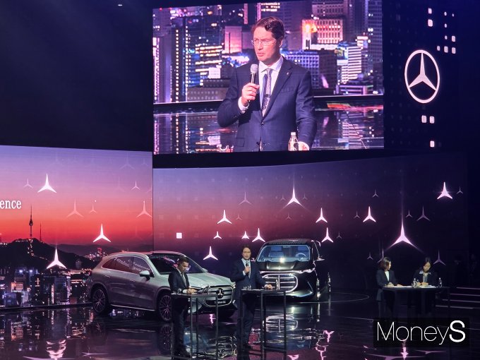 올라 칼레니우스 메르세데스-벤츠그룹 회장(가운데)과 마티아스 바이틀 메르세데스-벤츠코리아 사장(왼쪽)이 14일 인천 파라다이스시티에서 열린 '미래 전략 컨퍼런스' 질의응답 세션에서 질문에 답하고 있다./사진=김대영 기자
