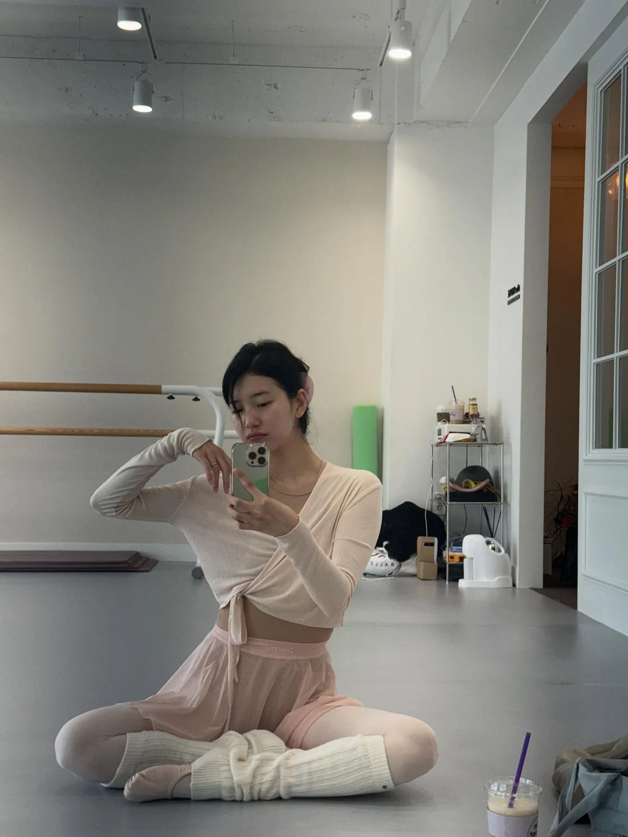 引用: 静かな空間でバレエの動作に集中するスジの神秘的な姿。 /写真=スジ Instagram
