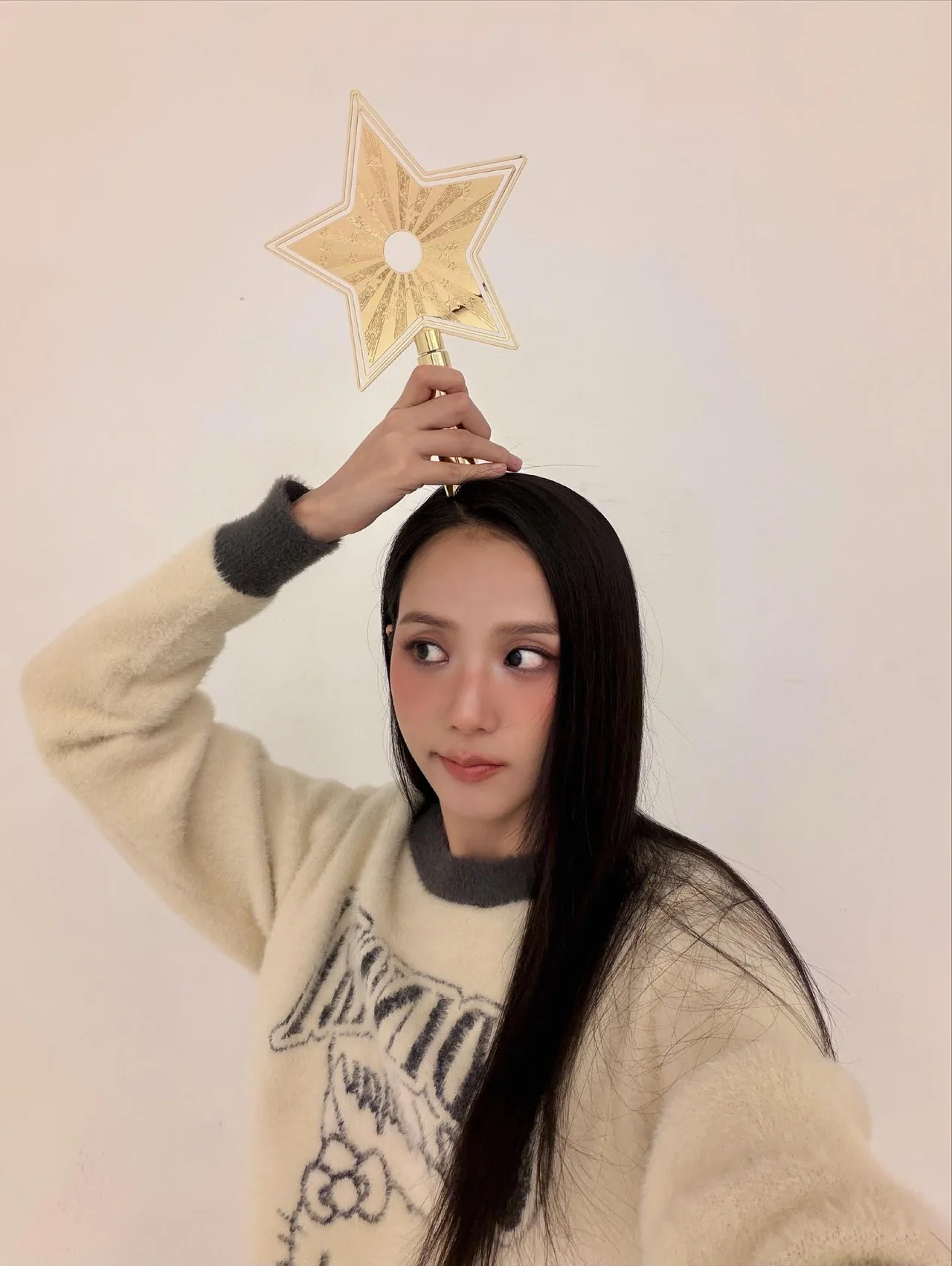 引用: 温かみのあるアイボリーのフラッフィーニットを着て、心地よい冬の感性を伝えるジスの姿。/写真=ジスのインスタグラム
