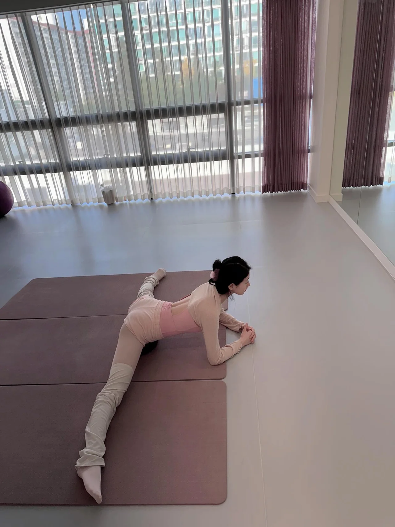 引用: 淡いピンクとアイボリーのバレエウェアで清楚な美しさを誇るスジ。 /写真=スジ Instagram