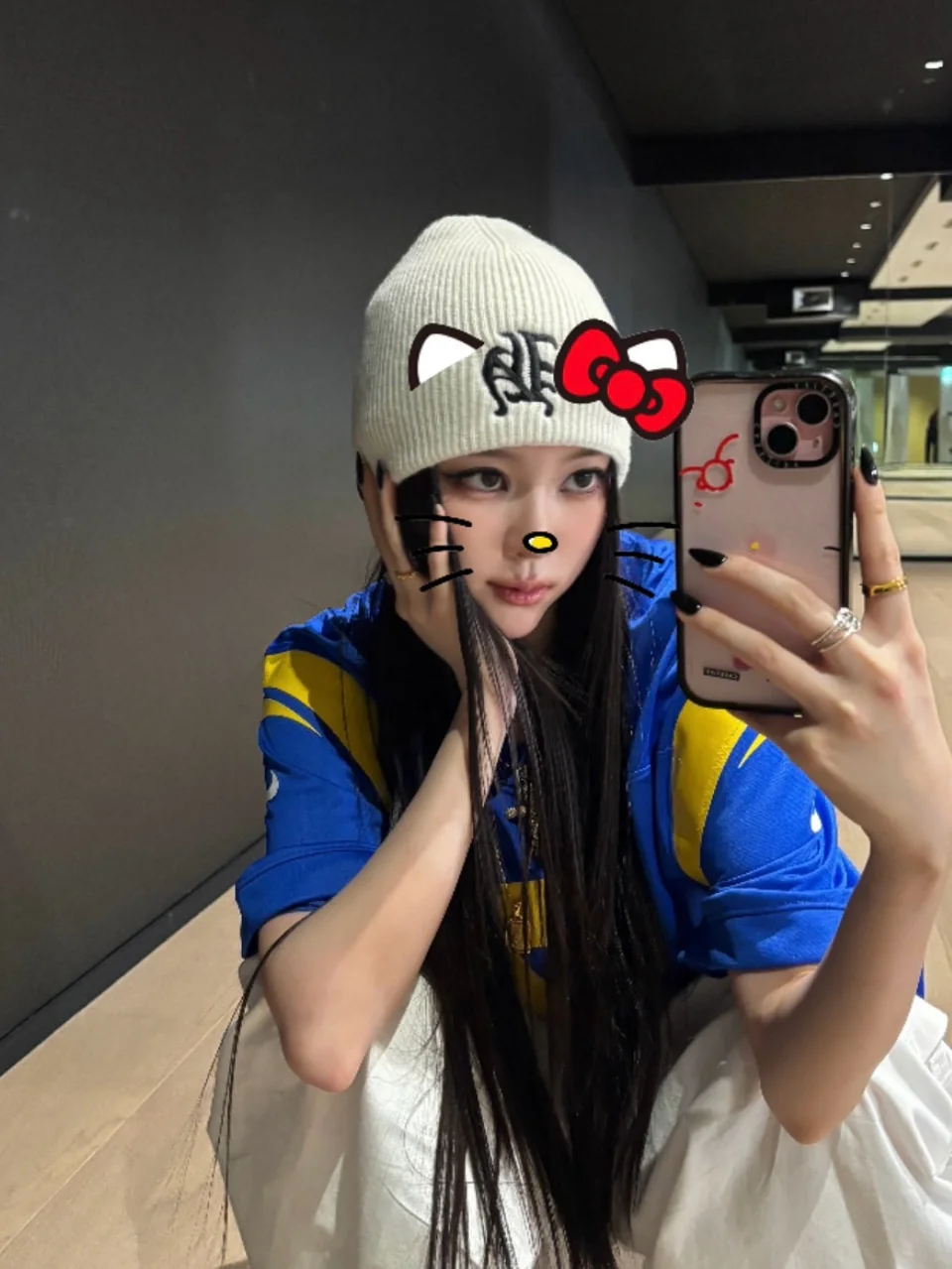 引用: ホワイトビーニーとオーバーサイズのジャージでY2Kスポーティーな感性を披露するナリンのクローズアップセルカだ。 /写真=ナリン(MEOVV) インスタグラム