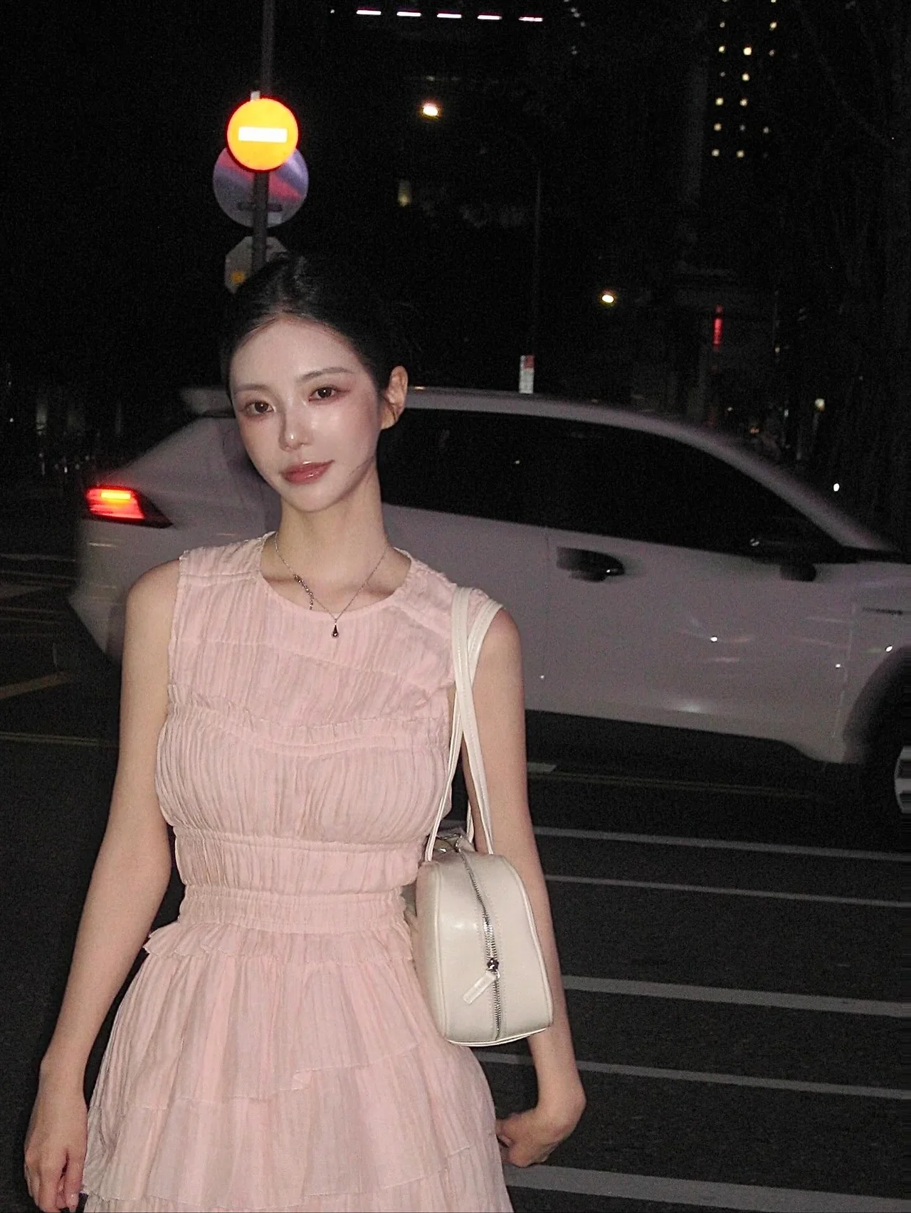 은은한 조명 아래, 섬세한 셔링 디테일의 핑크 드레스가 윤하정의 우아함을 한층 돋보이게 한다. /사진=윤하정 인스타그램