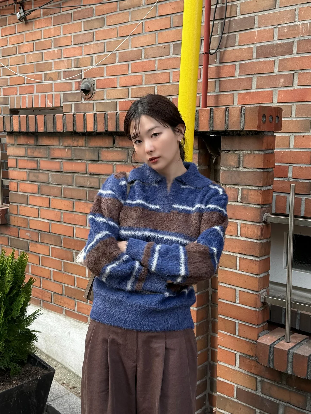 引用: レンガの小道を背景にふんわりとしたハルメニアルニットスタイルを披露するスルギ。 /写真=スルギインスタグラム