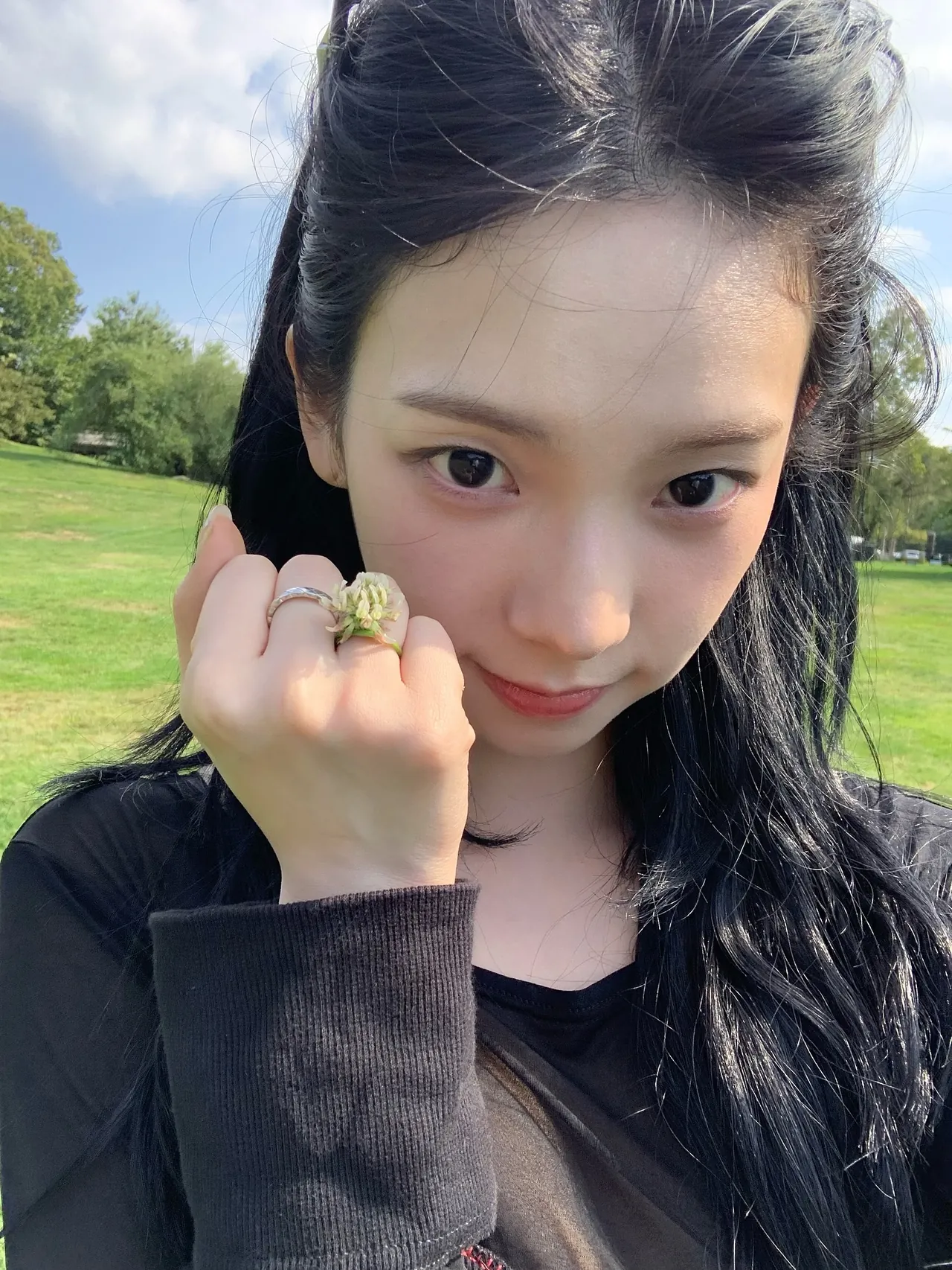 引用: 指先の小さな季節、今日は花一輪で十分だ /写真=カリナ インスタグラム
