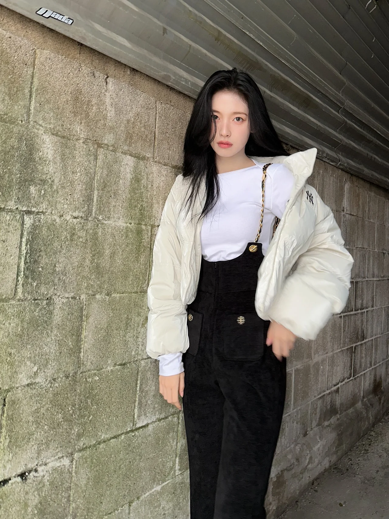 引用: 落ち着いたニュートラルトーンで演出されたアリンの冬のファッションは、彼女の澄んだ清潔なイメージをさらに引き立てる。 /写真=アリンのインスタグラム