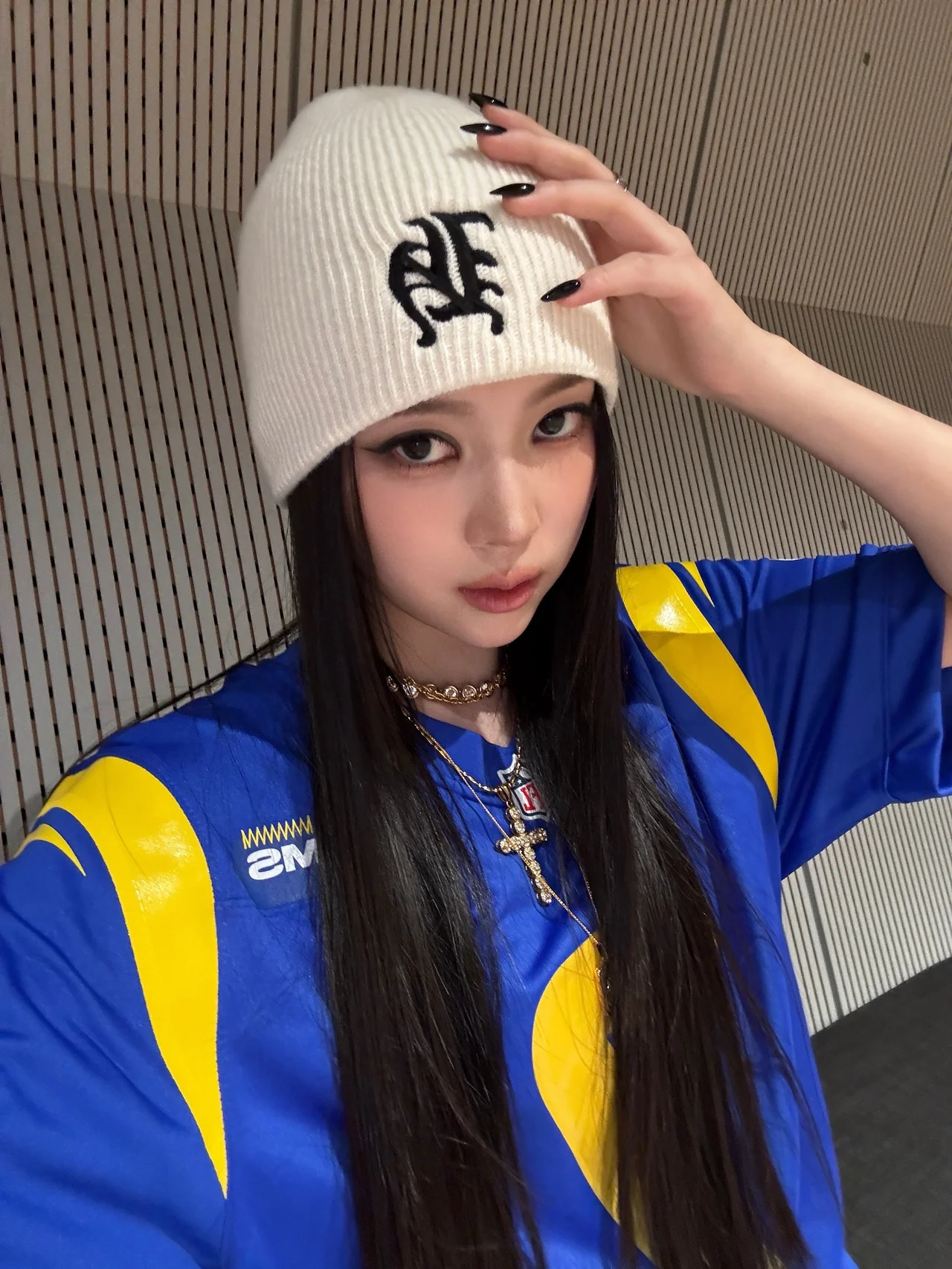 引用: ゴールドチェーンのネックレスとブラックネイルでストリートムードを加えたナリンのトレンディな姿だ。 /写真=ナリン(MEOVV) [