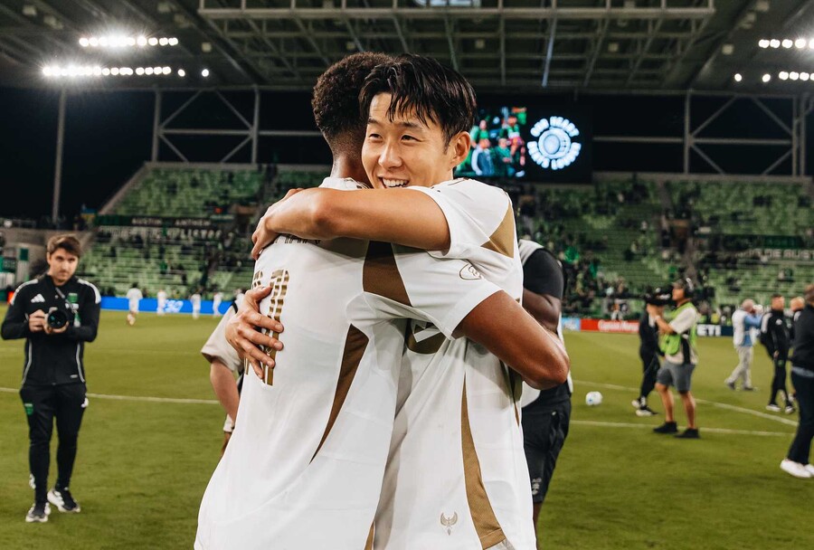 ▲ 축구 통계 매체 '풋몹'은 손흥민에게 평점 8.6점을 부여했다. 양 팀을 통틀어 두 번째로 높은 점수였다. 최고 평점은 멀티골을 기록한 부앙가(9.3점)에게 돌아갔지만, 손흥민의 영향력은 결코 뒤지지 않았다. 팀의 모든 공격 전개가 손흥민을 중심으로 이뤄졌고, 오스틴 수비는 그를 막기 위해 끊임없이 라인을 무너뜨릴 수밖에 없었다. ⓒ  LAFC