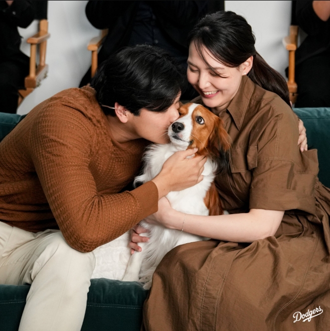 ▲ 내셔널리그 MVP 호명 순간 반려견 디코이에게 입맞춤하는 오타니 쇼헤이(왼쪽) ⓒLA 다저스