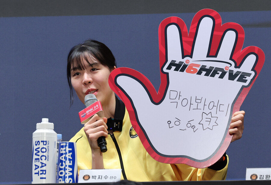▲ 청주 KB스타즈 박지수(맨 위)가 여자 프로농구 새 시즌 강력한 최우수선수(MVP) 등 개인상 싹쓸이 후보로 떠올랐다. 아산 우리은행 김단비(가운데)도 강력 견제를 예고했다. 지난 시즌 우승팀 부산 BNK썸 박정은(맨 아래) 감독이 다시 명장으로 가는 길을 닦을지도 관전 포인트다.  ⓒ연합뉴스