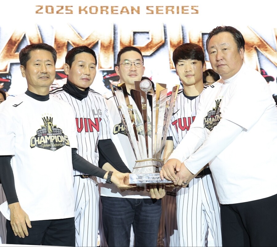 ▲ LG 트윈스 김인석 대표이사와 염경엽 감독, 구광모 구단주, 주장 박해민, 차명석 단장(왼쪽부터). ⓒ LG 트윈스