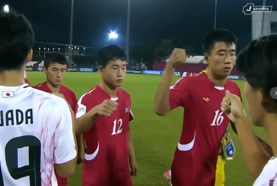 ▲ 비매너로 시작해 탈락으로 끝났다. 북한 U-17 축구대표팀이 일본과의 월드컵 16강 무대에서 업보의 패배를 당했다. 경기 전 상대 선수들을 때리려는 듯한 위협을 가해 충격을 안겼는데 정작 결과는 16강 탈락이었다. ⓒ 중계영상 캡쳐