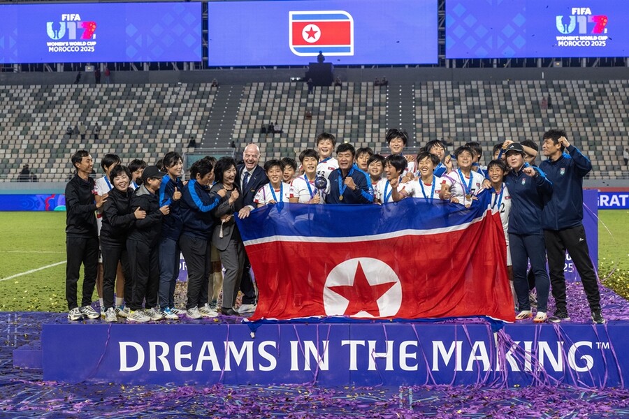 ▲ 북한 여자축구가 연령별 월드컵을 석권했다. 2023년 콜롬비아에서 열린 U-20 여자 월드컵에서 7전 전승으로 8년 만에 챔피언에 올랐던 북한은 U-17 단계에서도 2023년과 2025년 여자 월드컵을 연거푸 우승했다. ⓒ 연합뉴스/EPA