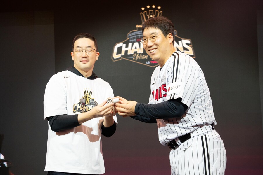 ▲ 구광모 구단주로부터 기념 시계를 받는 한국시리즈 MVP 김현수 ⓒ LG 트윈스