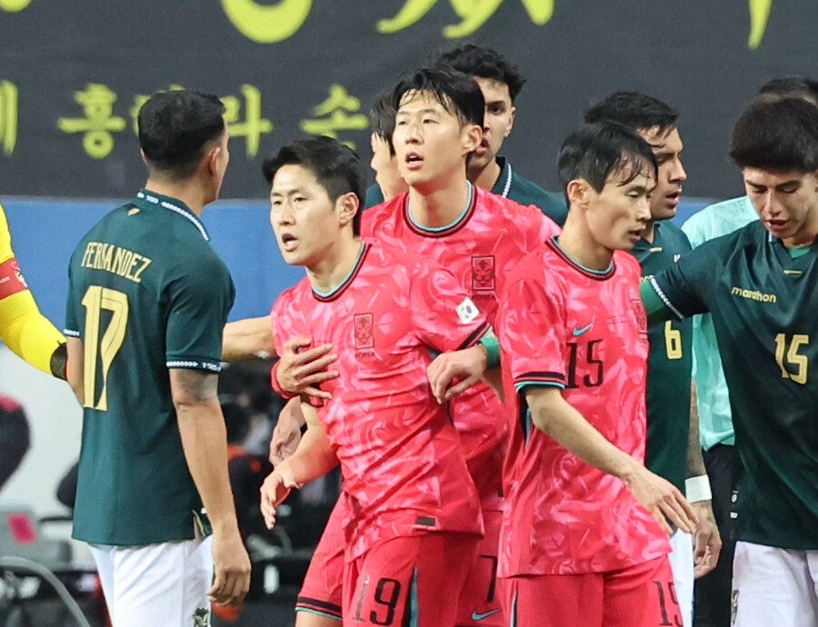 ▲ 14일 대전월드컵경기장에서 열린 남자축구 국가대표 A매치 평가전 대한민국과 볼리비아의 경기. 한국 손흥민이 옐로카드를 받은 이강인을 달래고 있다. ⓒ연합뉴스