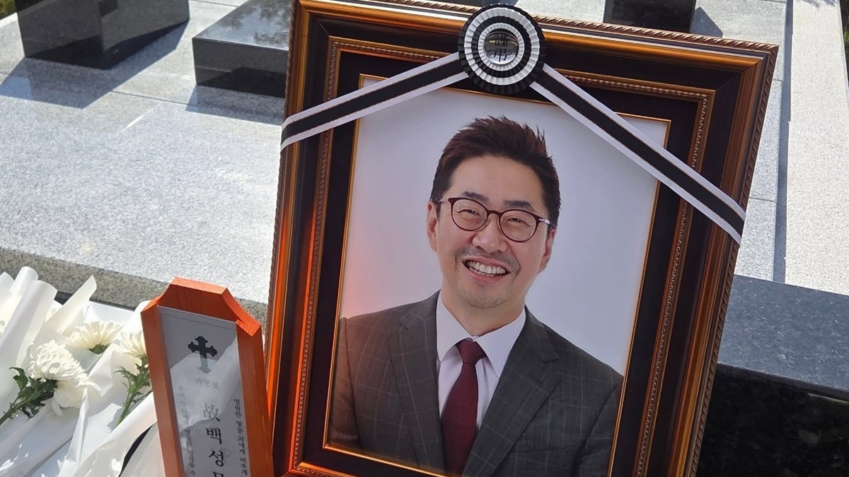 引用: キム・ソニョンアナウンサーが投稿した、故ペク・ソンムン弁護士の墓地の写真 / ペク・ソンムン弁護士 インスタグラム