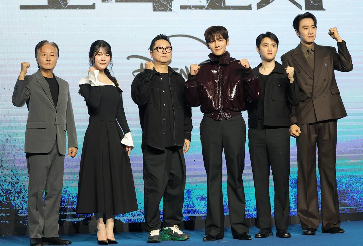 引用: 俳優キム・ジョンス(左から)、チョ・ユンス、パク・シヌPD、チ・チャンウク、ド・ギョンス、イ・グァンスが3日午前、ソウル永登浦区コンラッド・ソウルホテルで行われたDisney+オリジナルシリーズ『捏造された都市』(脚本オ・サンホ/演出パク・シヌ)の制作発表会でポーズを取っている。『捏造された都市』は、平凡な生活を送っていたテジュン(チ・チャンウク分)が、ある日、不当に凶悪な犯罪に巻き込まれ刑務所行きとなり、全てがヨハン(ド・ギョンス分)によって計画されたと知った上で、彼に対し復讐を実行するアクションドラマである / ニュース1