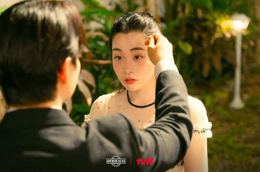       引用： 劇中ラブラインを披露するイ・ジュノとキム・ミンハ / tvN