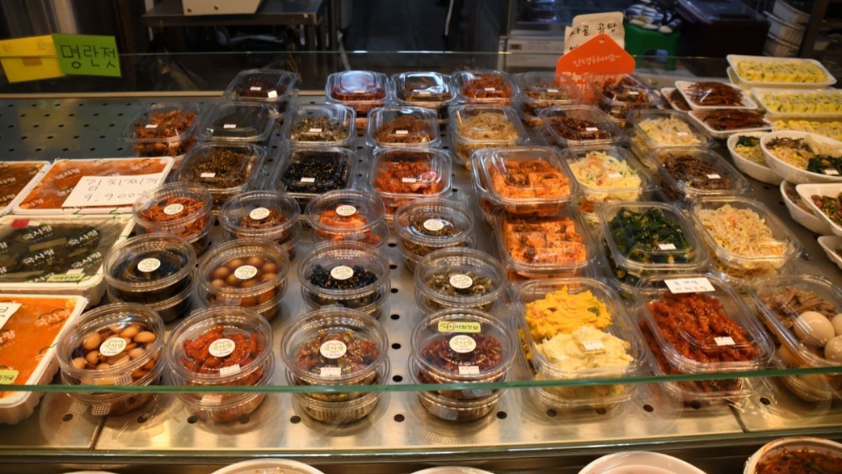  引用： おかず屋に置かれたおかずたち / BlueWang-shutterstock.com